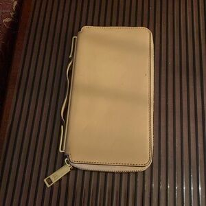 Beautiful zip around Tan leather women’s wallet